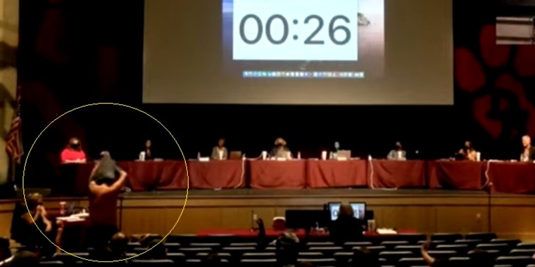 Padre de familia se quita la ropa en reunión escolar para defender el uso del cubrebocas