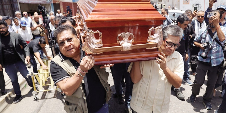 Periodistas en el funeral de Alejandro Leyva, el miércoles, en Oaxaca.
