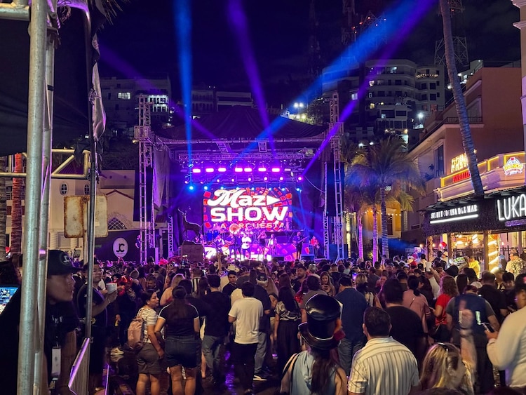 El Estadio “Teodoro Mariscal” lució un lleno total con más de 16 mil personas para la Coronación de la Reina de los Juegos Florales.