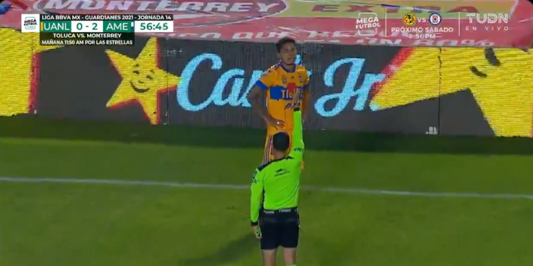 Carlos Salcedo al momento de su expulsión en el duelo entre Tigres y América.