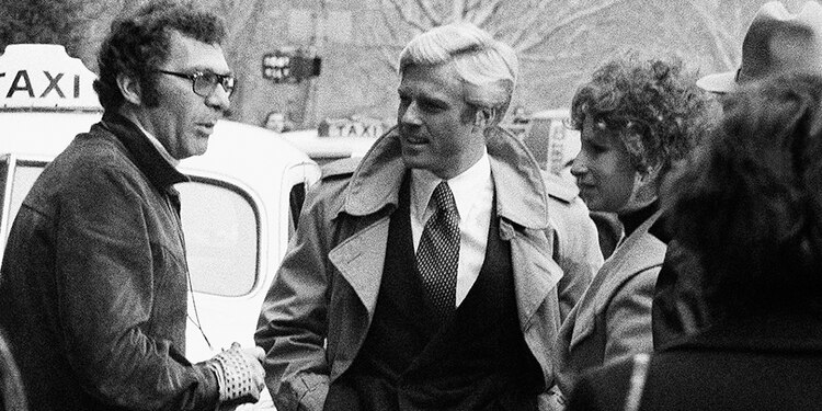 El director Sydney Pollack, a la izq., con los actores Robert Redford, centro, y Barbra Streisand durante el rodaje de The Way We Were, en 1972.