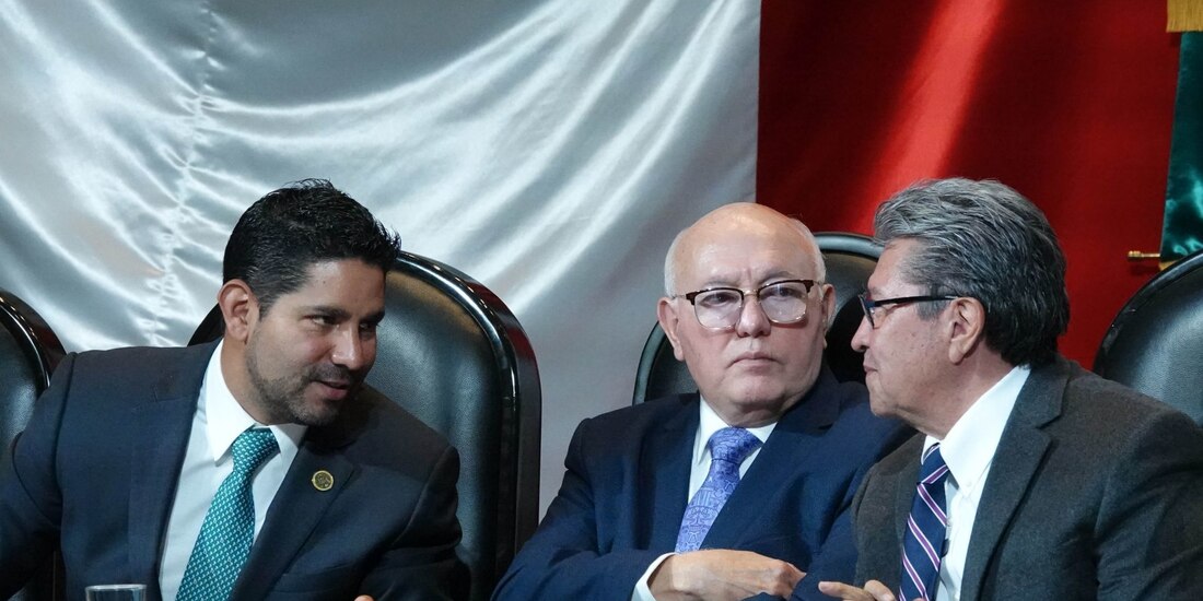 Javier Octavio Herrera, presidente de la comisión de Vigilancia, David Rogelio Colmenares, Auditor Superior de la Federación, y Ricardo Monreal, coordinador de la bancada de Morena, durante la tercera Entrega del Informe de Resultado de la Fiscalización Superior de la Cuenta Pública 2023 ante la Comisión de Vigilancia de la ASF en la Cámara de Diputados.