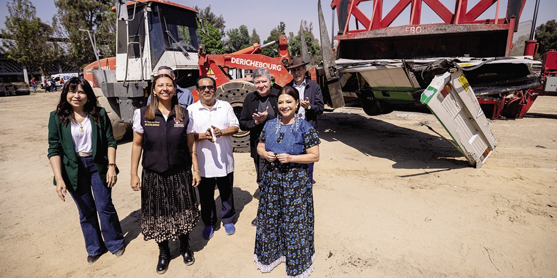 Clara Brugada durante la chatarrización de camiones, ayer.