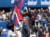 Checo Pérez saluda mientras sostiene la bandera de México, durante el Red Bull Show Run 2022 en Guadalajara