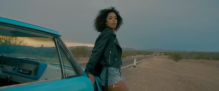 La cantante, en una locación de La Paz, Baja California.