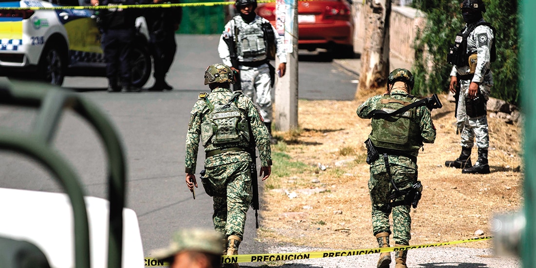 FUERZAS DE SEGURIDAD locales y federales custodian la zona donde el martes dos hombres fueron localizados ejecutados dentro de un domicilio de la capital estatal.