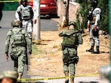 FUERZAS DE SEGURIDAD locales y federales custodian la zona donde el martes dos hombres fueron localizados ejecutados dentro de un domicilio de la capital estatal.