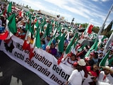 Dirigentes y militantes de Morena marchan en la ciudad de Chihuahua.