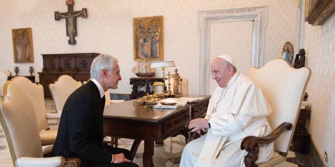 Alfredo del Mazo sostuvo una reunión con el Papa Francisco, a quien le agradeció sus oraciones.