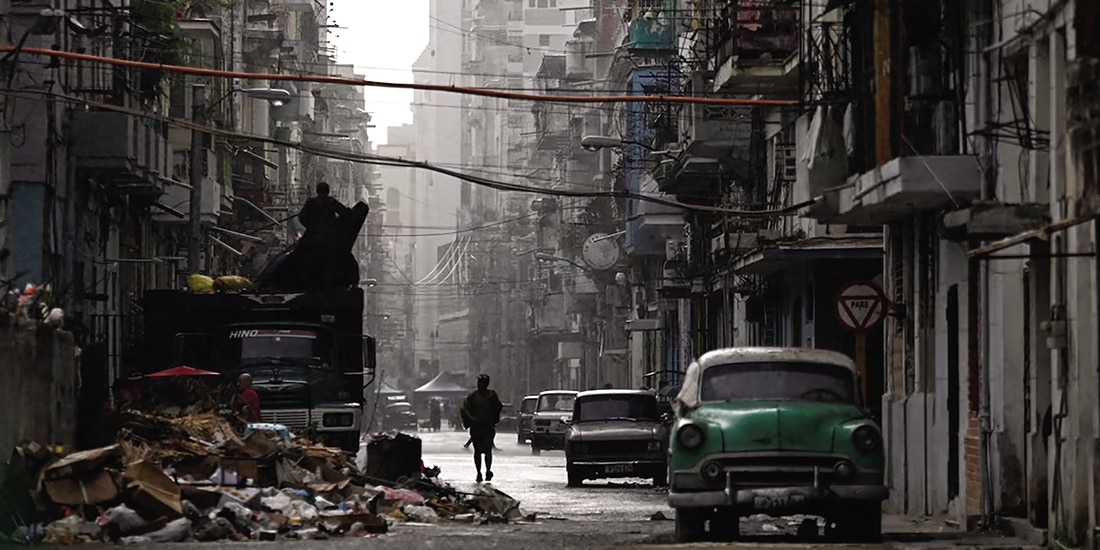 Un hombre camina por una calle bajo la lluvia en La Habana, ayer