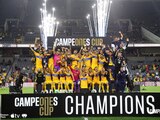 Futbolistas de Tigres festejan con el trofeo de la Campeones Cup tras su victoria sobre LAFC.