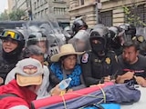 Policías de SSC chocan con maestros de la CNTE en ingreso al Zócalo.