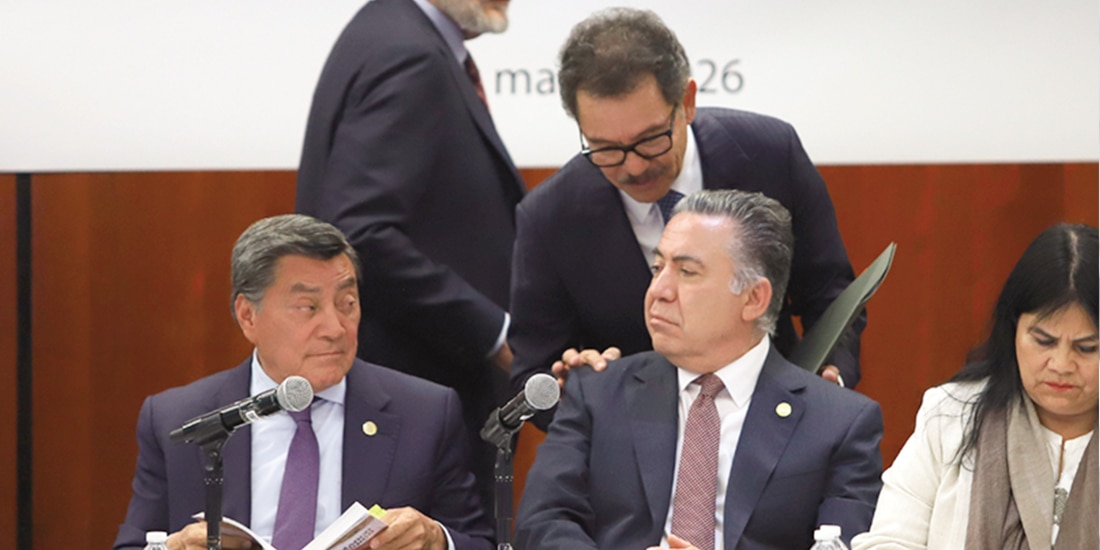 Ignacio Mier (de pie) conversa con Enrique Inzunza, en imagen de archivo.