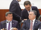 Ignacio Mier (de pie) conversa con Enrique Inzunza, en imagen de archivo.