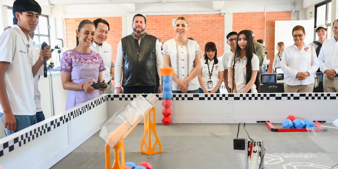 Presidenta y autoridades estatales durante inauguración de instalaciones del Bachillerato Nacional.