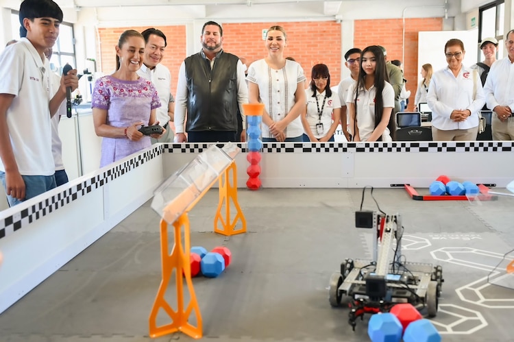 Alumnos y autoridades acompañan a la mandataria federal durante la apertura de las nuevas instalaciones del Bachillerato Nacional.