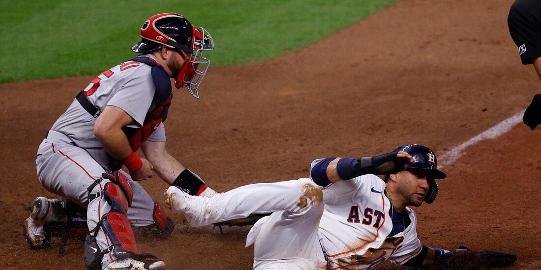 Yuli Gurriel, de Astros, anota una carrera ante el receptor de Red Sox, Kevin Plawecki, en el Juego 1 de la Serie de Campeonato de la Liga Americana de la MLB.