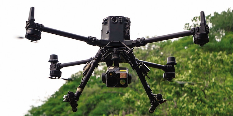 militares muestran la operación de drones, en Michoacán, en 2024.