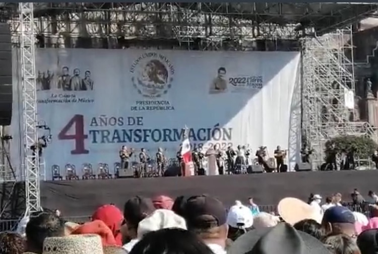 Zócalo espera la llegada de AMLO.