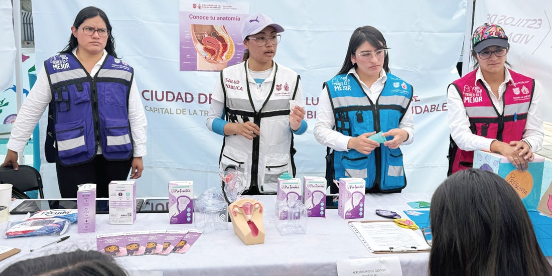 Personal de Salud, ayer, al dar información sobre la menstruación.