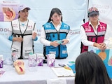 Personal de Salud, ayer, al dar información sobre la menstruación.
