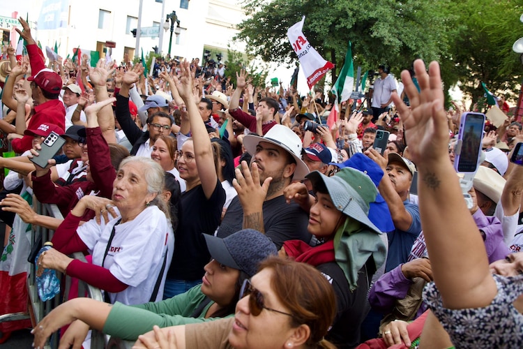 Militantes de Morena durante marcha en Chihuahua, el 16 de mayo de 2026.