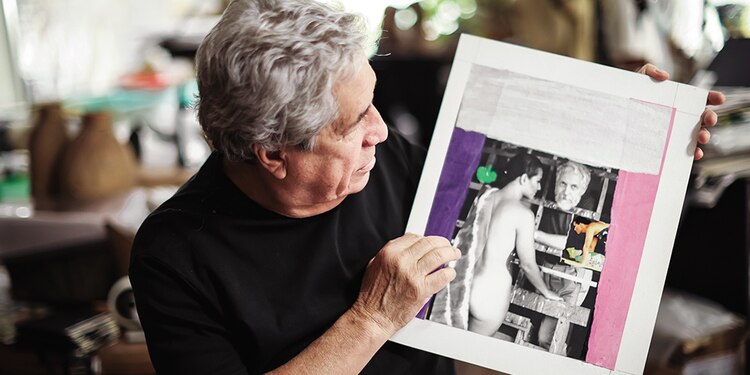 Rogelio Cuéllar muestra una de las fotos intervenidas de la serie.