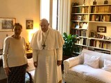 Papa Francisco visita a una sobreviviente del Holocausto