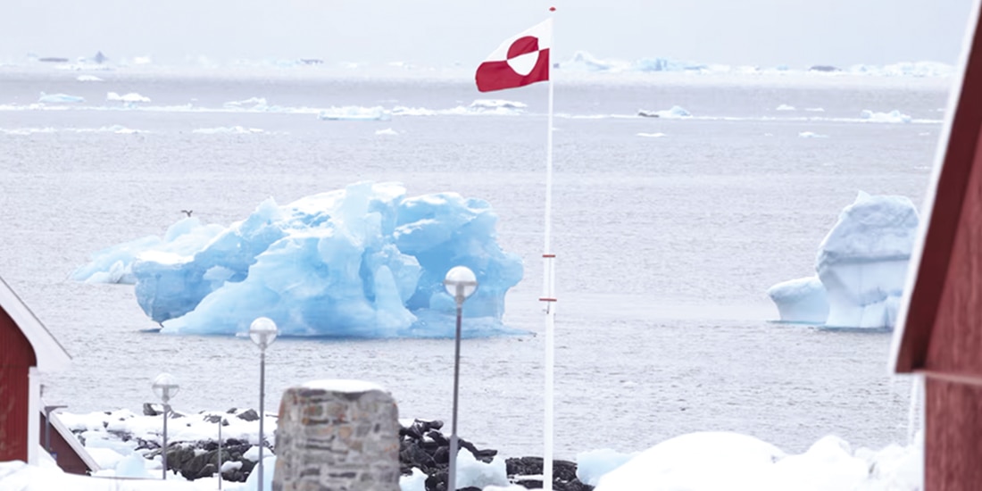Vista de la bandera de Groenlandia cerca de la playa de Nuuk, el 29 de marzo de 2025.