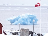 Vista de la bandera de Groenlandia cerca de la playa de Nuuk, el 29 de marzo de 2025.