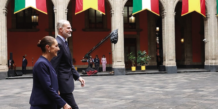 La mandataria y el monarca recorren el patio de Palacio Nacional, ayer.