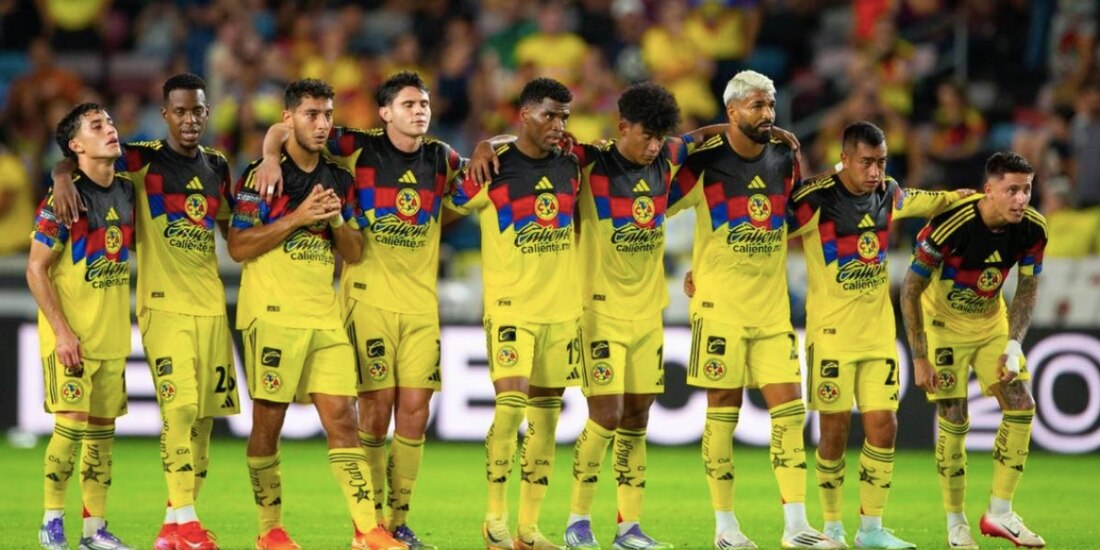 Futbolistas del América durante un partido de la Leagues Cup.