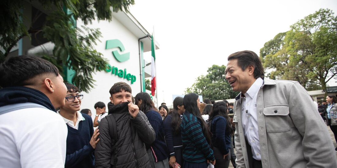 Mario Delgado, secretario de Educación Pública, atestigua la firma del Convenio entre Conalep y Pemex para impulsar la formación técnica en el sector energético.