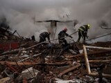 Bomberos buscan a posibles víctimas entre los escombros tras un ataque ruso en Járkov.