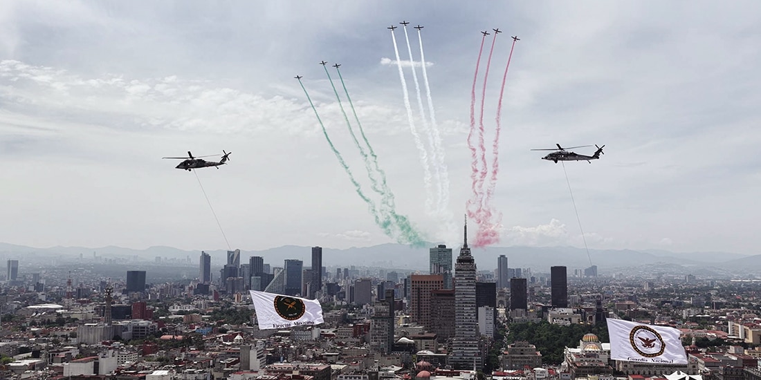 DESPLIEGUE de aeronaves, ayer, durante el desfile