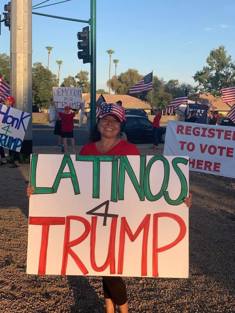 Una mujer sostiene un cartel de apoyo al magnate en los colores de la bandera mexicana.