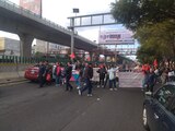 Manifestantes del sindicato de trabajadores del Colegio de Bachilleres mantiene bloqueo en Periférico Norte.