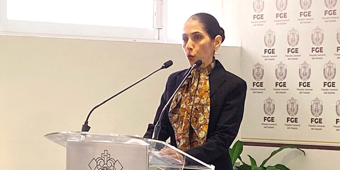 La fiscal general de Veracruz, Verónica Hernández Giadáns, durante la conferencia de prensa que ofreció en las instalaciones de la institución, ayer.