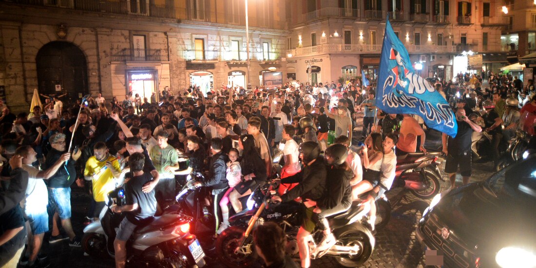 Seguidores del conjunto napolitano celebran la victoria sobre la Juventus.