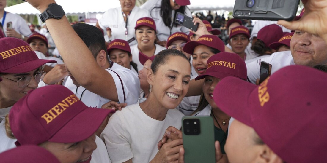 La Presidenta, ayer, con el personal del programa Salud Casa por Casa, en Tlaquepaque, Jalisco.