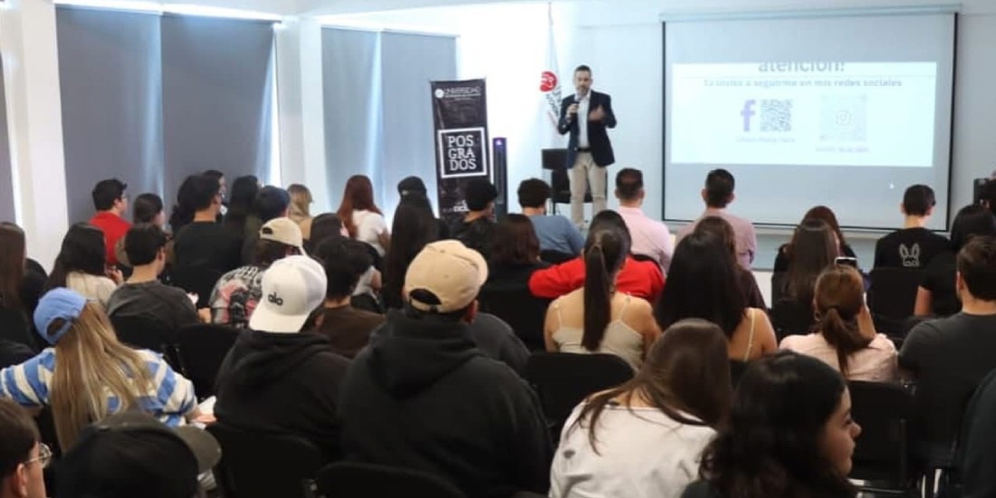 Ulises Mejía Haro impulsa el emprendimiento joven con charla en Universidad Autónoma de Durango.