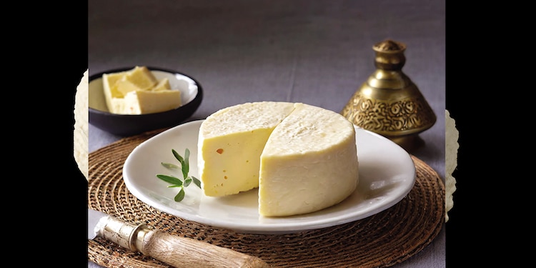 PANELA
Ligero, húmedo y de
perfil delicado, es muy
popular por su versatilidad:
puede comerse
fresco o asado. Forma
parte de los quesos más
demandados en regiones
como Jalisco.