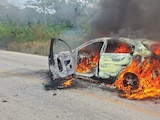 Un auto fue incendiado en Cancún, Quintana Roo, tras el deceso de El Mencho, el domingo.