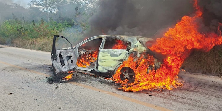Un auto fue incendiado en Cancún, Quintana Roo, tras el deceso de El Mencho, el domingo.