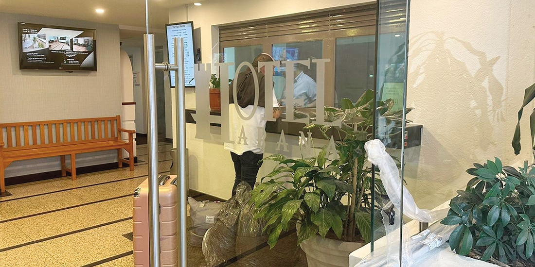 Un hombre conversa con un empleado de la recepción del Hotel Habana, ayer.
