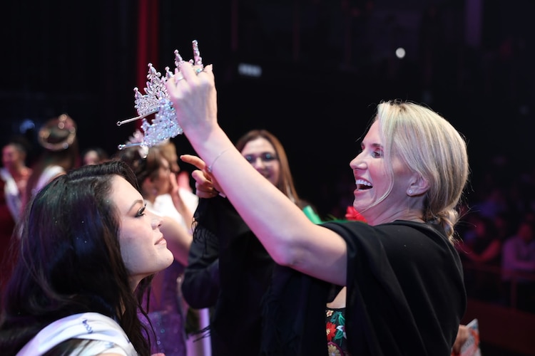 Romina Contreras corona a la ganadora del certamen.