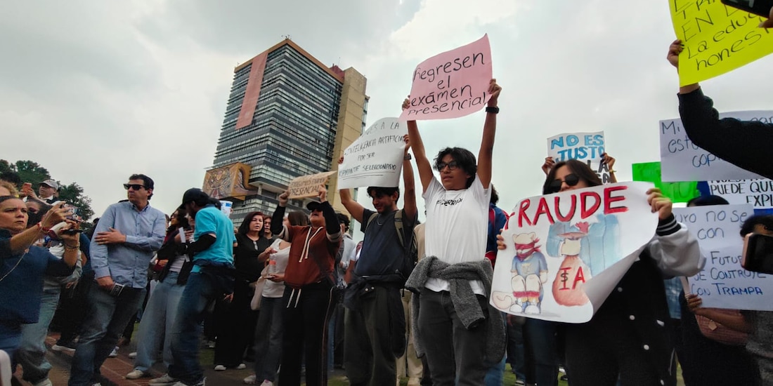 Estudiantes y aspirantes marcharon en Ciudad Universitaria para exigir que la UNAM restablezca el examen de admisión presencial y revise los resultados del proceso en línea.