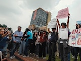 Estudiantes y aspirantes marcharon en Ciudad Universitaria para exigir que la UNAM restablezca el examen de admisión presencial y revise los resultados del proceso en línea.