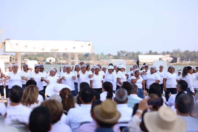 Américo Villarreal asistió a la obra de teatro “Las Despicadoras del Oro Rojo”.