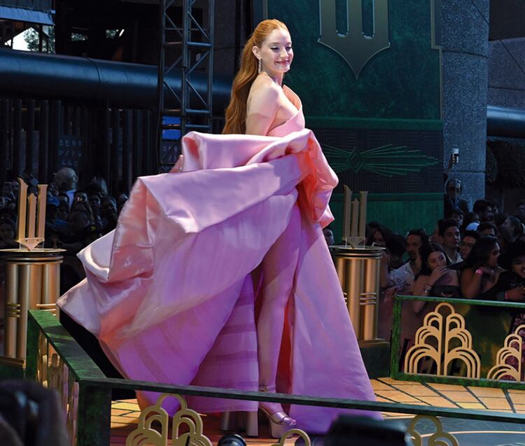 Ceci de la cueva da voz en español a Glinda.